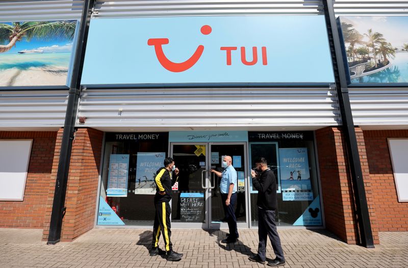 &copy; Reuters. FOTO DE ARCHIVO: Varias personas frente a una agencia de viajes de TUI en Hanley