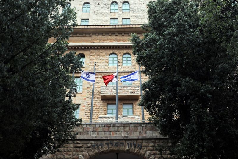 &copy; Reuters. FILE PHOTO: The national flags of Israel and Bahrain flutter at the entrance of the King David Hotel in Jerusalem