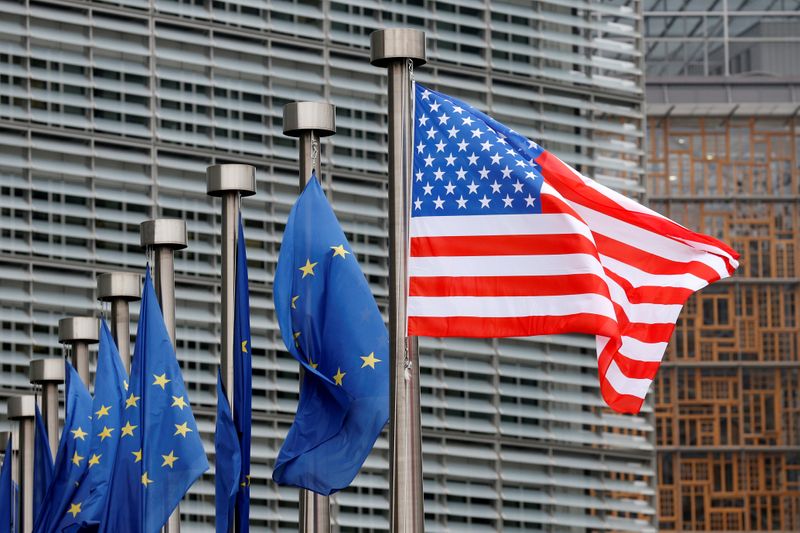 &copy; Reuters. FOTO DE ARCHIVO: Las banderas de EEUU y la Unión Europea fotografiadas durante la visita del Vicepresidente Mike Pence a la sede de la Comisión Europea en Bruselas, Bélgica, el 20 de febrero de 2017