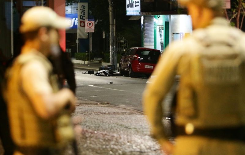 &copy; Reuters. Policiais em local de assalto a banco em Criciúma