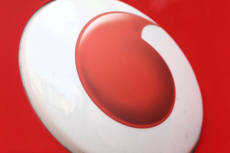 &copy; Reuters. Un&apos;insegna con il logo Vodafone in un negozio a Londra