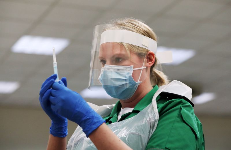 &copy; Reuters. FILE PHOTO: A St John&apos;s Ambulance volunteer holds a syringe during a coronavirus disease (COVID-19) vaccinator training course at the Princess Anne Training Centre in Derby