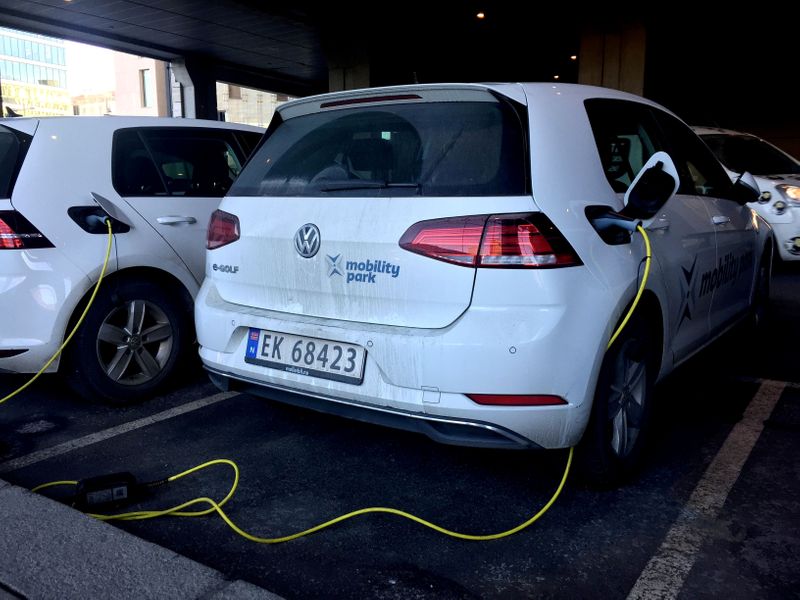 &copy; Reuters. FILE PHOTO: Electric cars are parked in Oslo