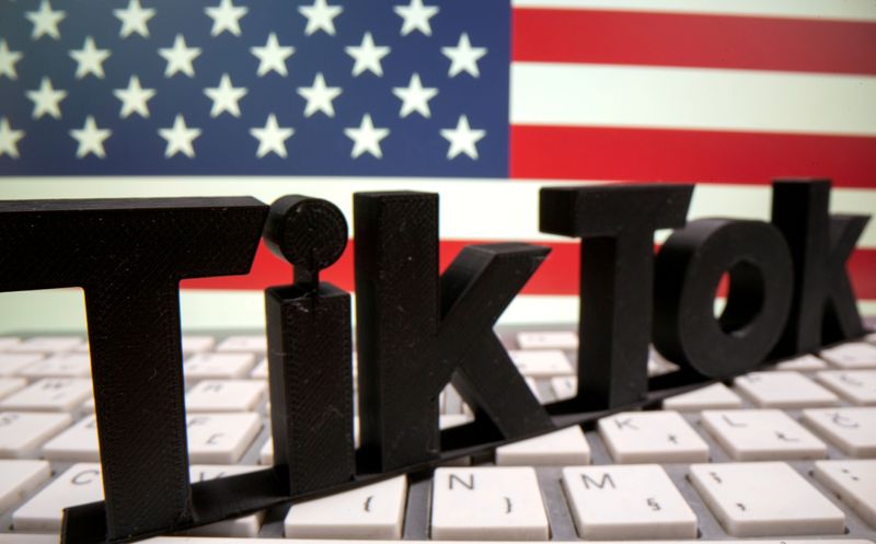 © Reuters. FILE PHOTO: A 3D printed TikTok logo is placed on a keyboard in front of U.S. flag in this illustration