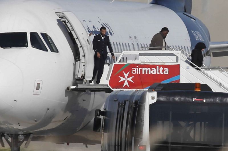 © Reuters. محكمة في مالطا تصدر حكما بالسجن 25 عاما على ليبي في قضية اختطاف طائرة