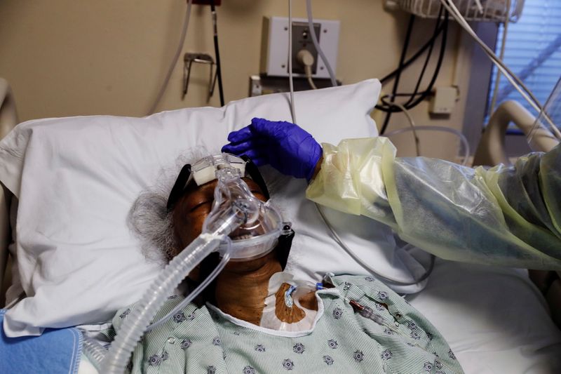 &copy; Reuters. Paciente da Covid-19 em unidade de terapia intensiva em Chicago, nos EUA