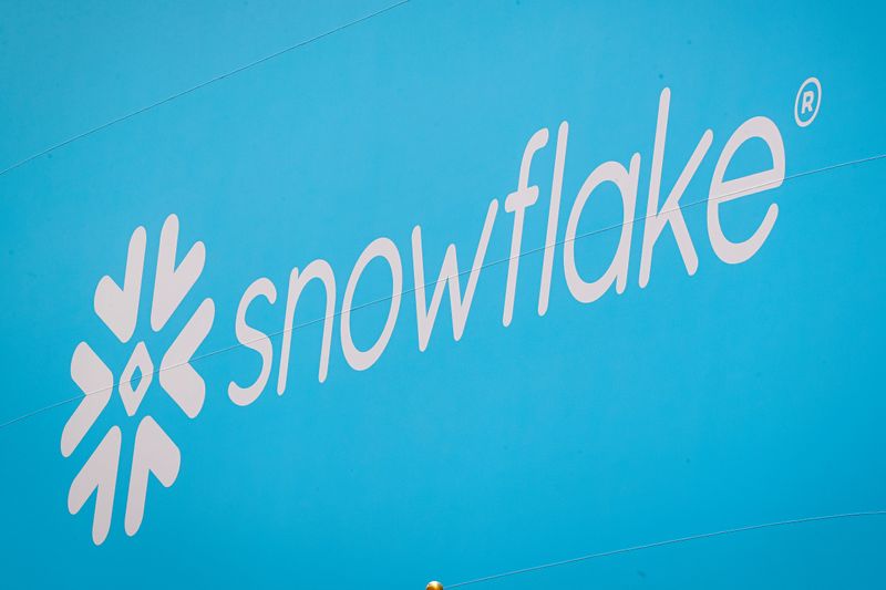 © Reuters. The company logo for Snowflake Inc. is displayed on a banner to celebrate the company's IPO at the NYSE in New York