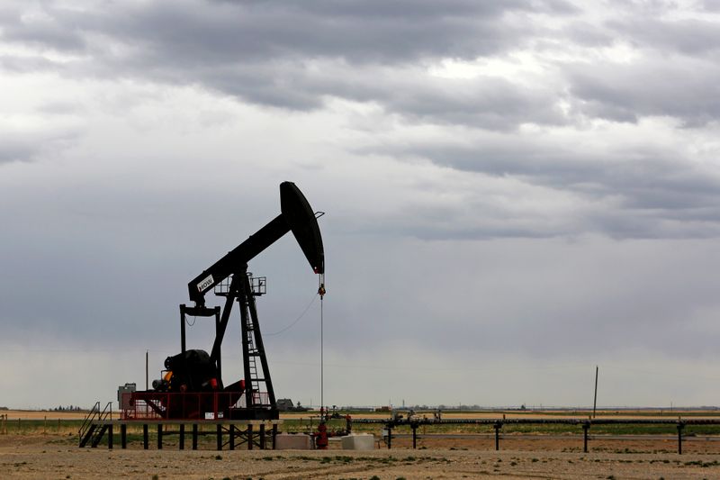 © Reuters. Bombeamento de petróleo na região de Granum, Canadá