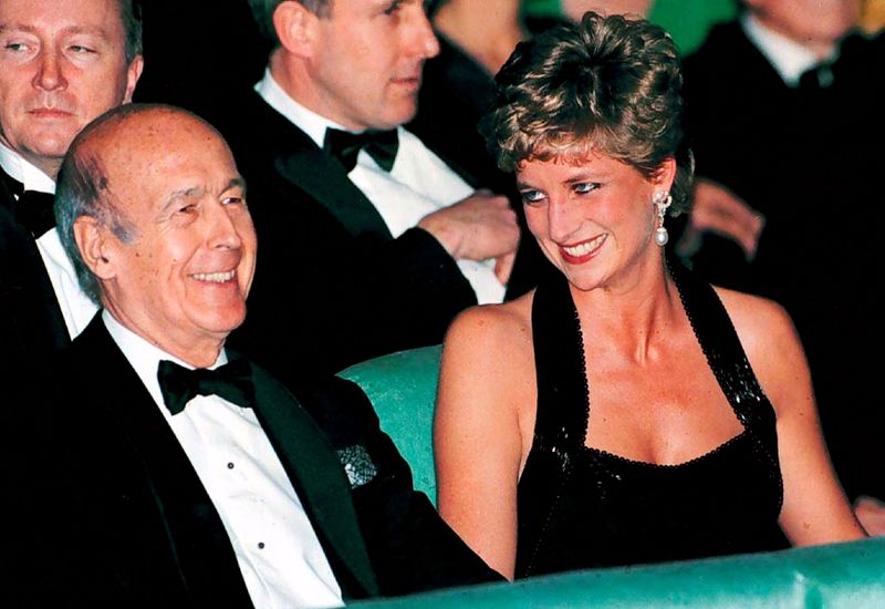 &copy; Reuters. FILE PHOTO: Diana Princess of Wales and former French President Giscard d&apos;Estaing during theatre event at Versailles
