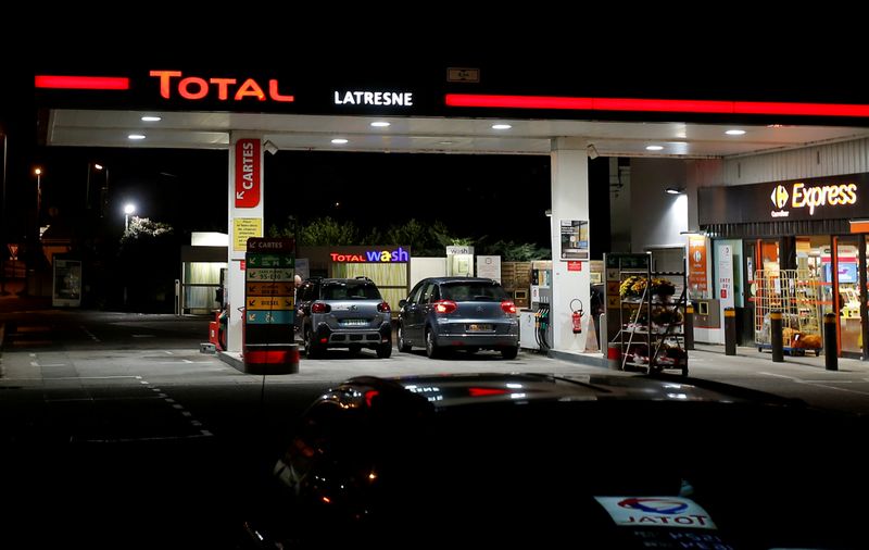 &copy; Reuters. FILE PHOTO: A petrol station of French oil giant Total is pictured in Latresne near Bordeaux