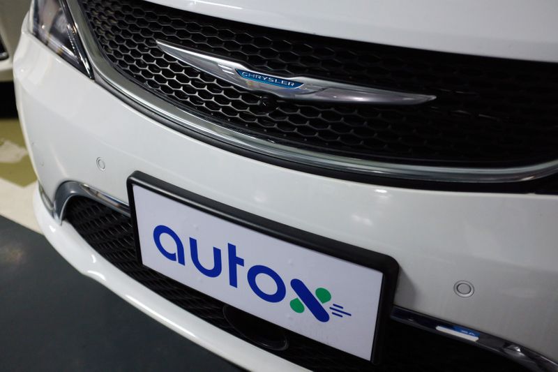 © Reuters. Sign of Alibaba-backed autonomous driving startup AutoX is seen on a modified Chrysler Pacifica minivan in Shenzhen