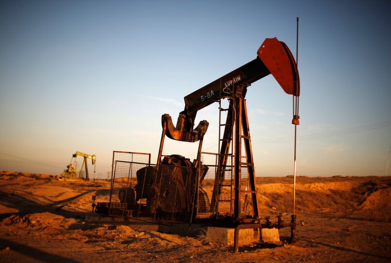 © Reuters. Pump Jacks are seen at sunrise near Bakersfield