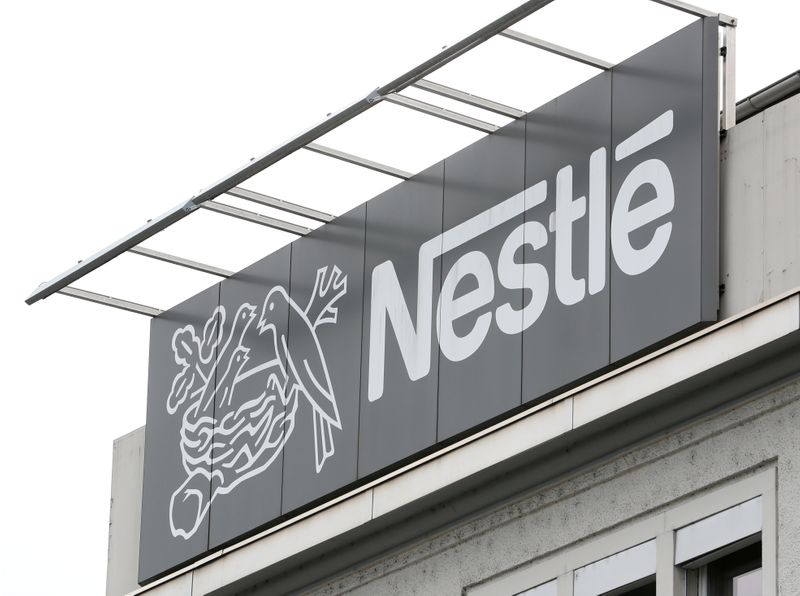 © Reuters. FILE PHOTO: Logo of Nestle is seen in Konolfingen