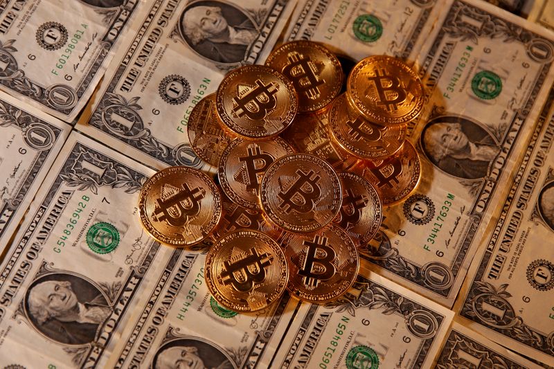 © Reuters. FILE PHOTO: Representations of virtual currency Bitcoin and U.S. dollar banknotes are seen in this picture illustration