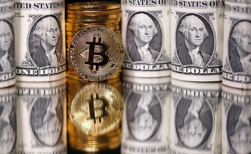 &copy; Reuters. FILE PHOTO: Representations of Bitcoin and U.S. dollar banknotes are seen in this illustration