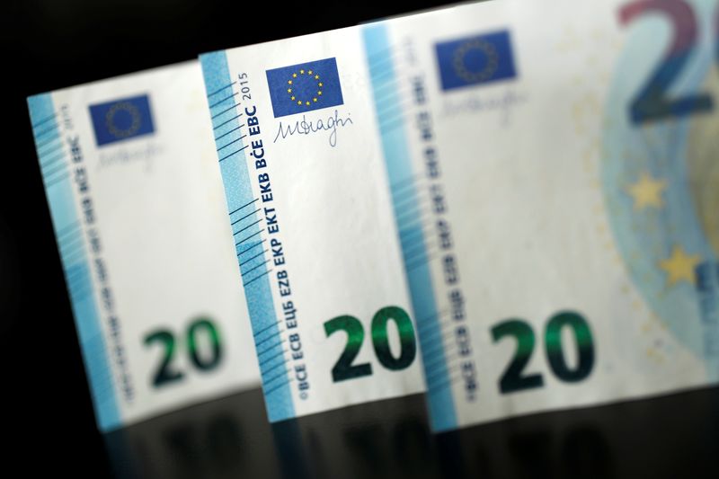 © Reuters. 20 Euro banknotes are displayed is this picture illustration