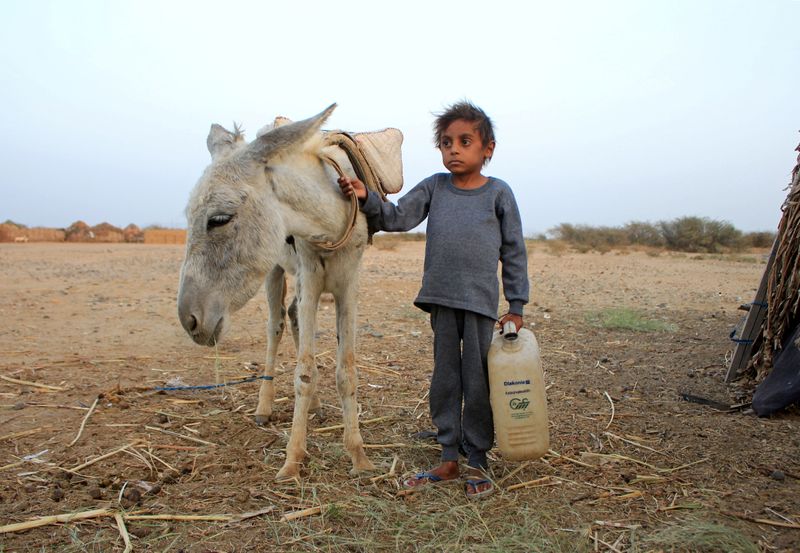 &copy; Reuters. صبي يمني يكافح سوء التغذية وشبح الجوع يطارد أطفال البلاد