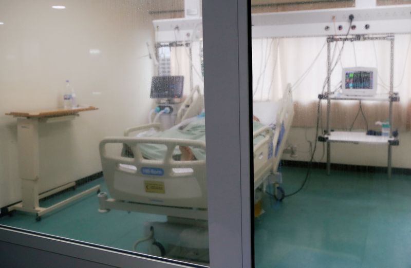 &copy; Reuters. وزير لبناني: حالات كوفيد ترتفع وأَسِرة المستشفيات لن تكفي