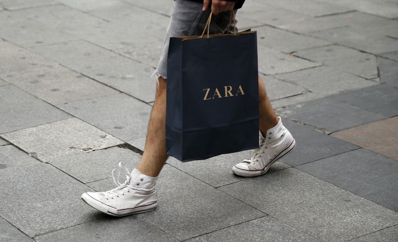 &copy; Reuters. Homem anda por Madri com sacola da Zara
