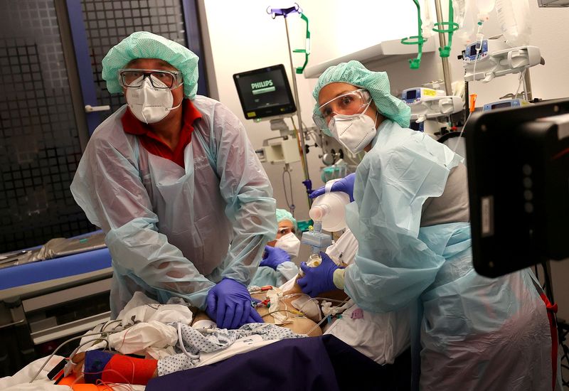 &copy; Reuters. FILE PHOTO:  Pictures of the Year: COVID-19