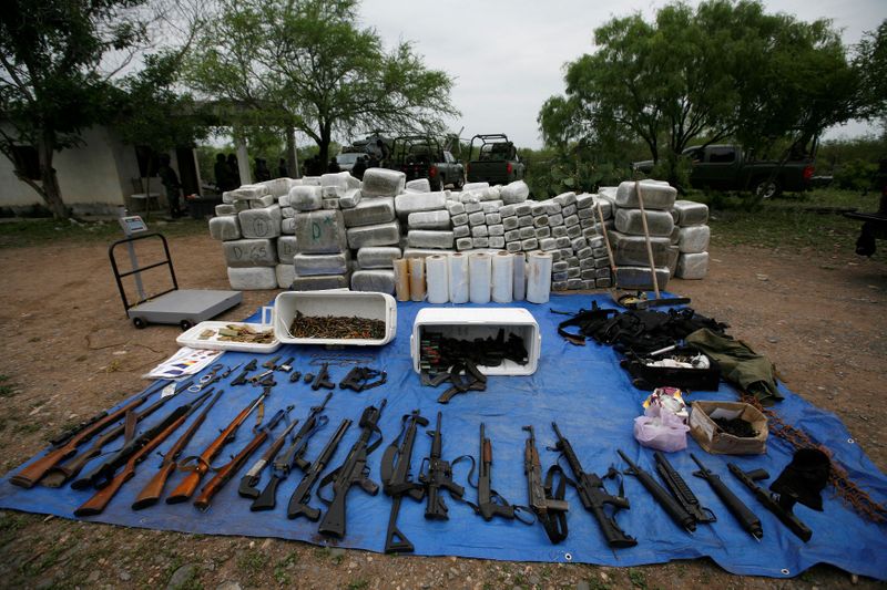 © Reuters. FILE PHOTO: Packs of marijuana, weapons and other scales are displayed after an operation against drug hitmen by Mexican soldiers at a ranch near the municipality of Sabinas Hidalgo