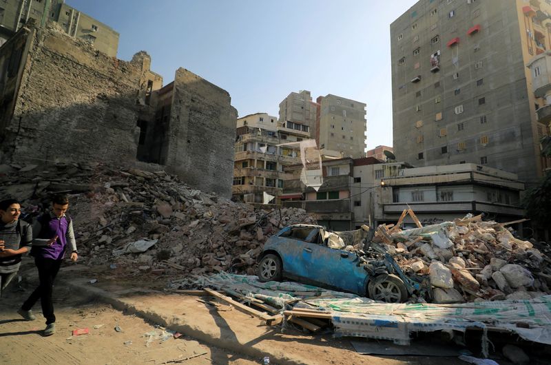 مقتل 6 في انهيار مبنى بشمال مصر بواسطة رويترز