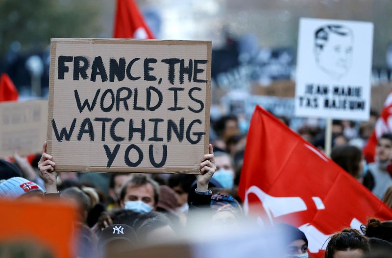 © Reuters. FILE PHOTO: Protests over proposed curbs on identifying police, in Paris