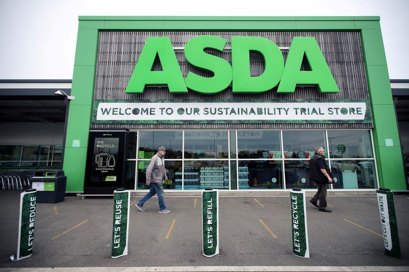 © Reuters. FILE PHOTO: Shoppers walk past the UK supermarket Asda, as the store launches a new sustainability strategy, in Leeds