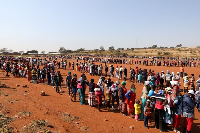 &copy; Reuters. Pessoas fazem fila para receber alimento em meio à pandemia de Covid-19 em Laudium, no subúrbio de Pretoria, na África do Sul