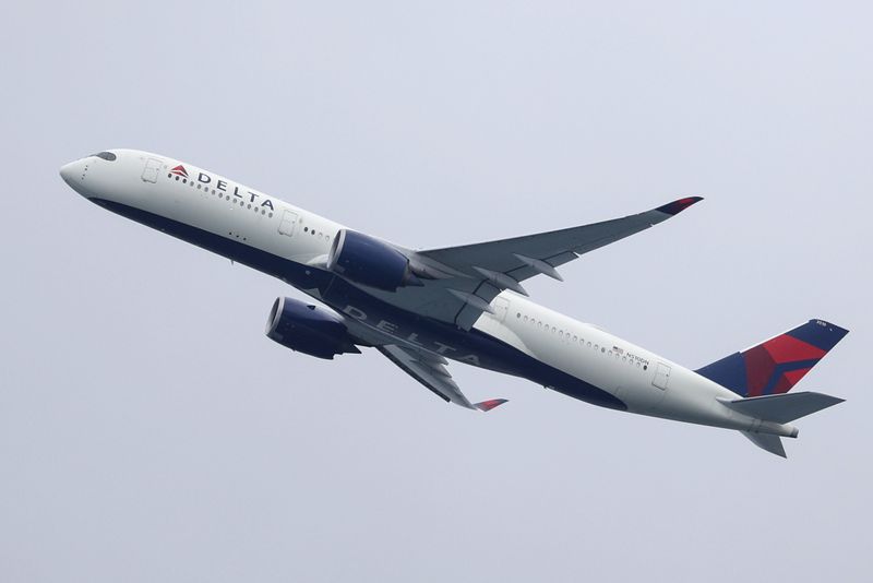 © Reuters. FILE PHOTO: A Delta Air Lines plane takes off from Sydney Airport in Sydney