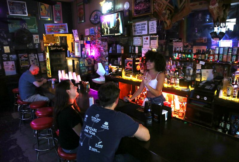 &copy; Reuters. Foto de archivo ilustrativa de un bar en Mobile, Alabama