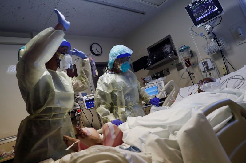 &copy; Reuters. Médico Ashley Ferrel e fisioterapeuta Karen Miller cuidam de paciente da Covid-19 em UTI de hospital em Chicago, nos EUA