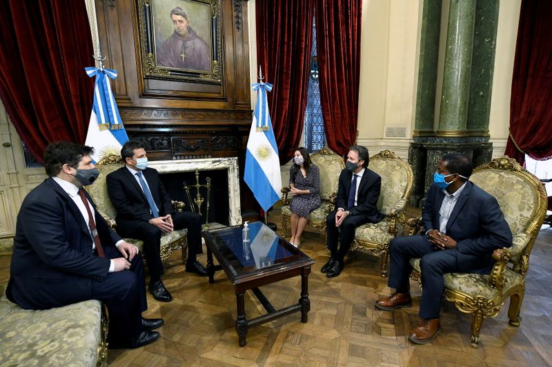 &copy; Reuters. FILE PHOTO: Argentine President of the Chamber of Deputies Sergio Massa, speaks to members of the IMF mission in Argentina Julie Kozack, Luis Cubeddu, Trevor Alleyne and Argentine representative before the IMF Sergio Chodos, at the National Congress in Bu