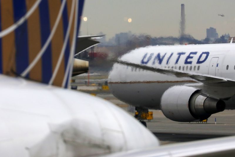 © Reuters. A United Airlines passenger jet taxis at Newark Liberty International Airport