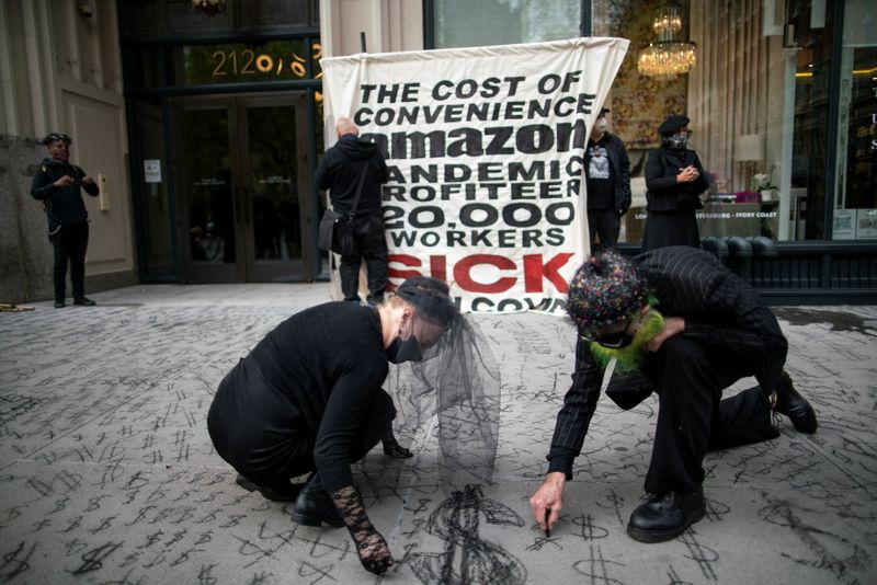 &copy; Reuters. Protesto Make Amazon Pay em frente ao prédio onde Jeff Bezos mora em Manhattan