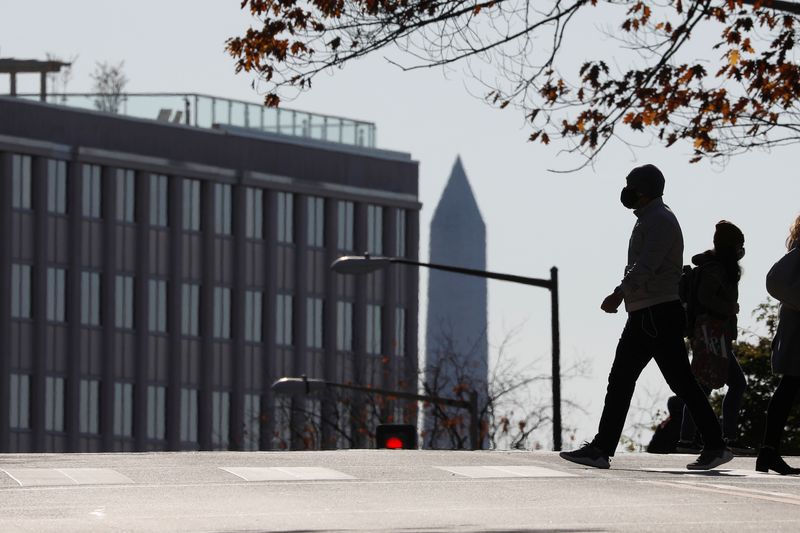 © Reuters. Pedestrians cross Connecticut Avenue amid COVID-19 pandemic in Washington