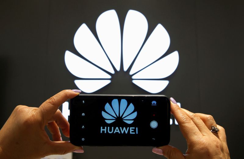 &copy; Reuters. FILE PHOTO: A Huawei logo is seen on a cell phone screen in their store at Vina del Mar