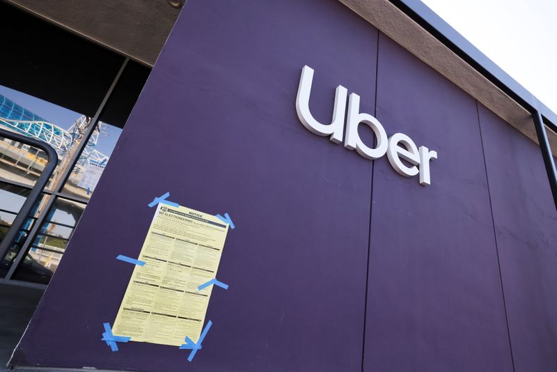 © Reuters. An Uber logo is seen in Redondo Beach, Los Angeles