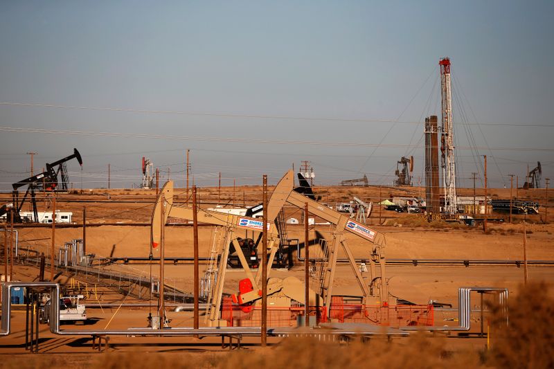 &copy; Reuters. An oil field is seen at sunrise near Bakersfield