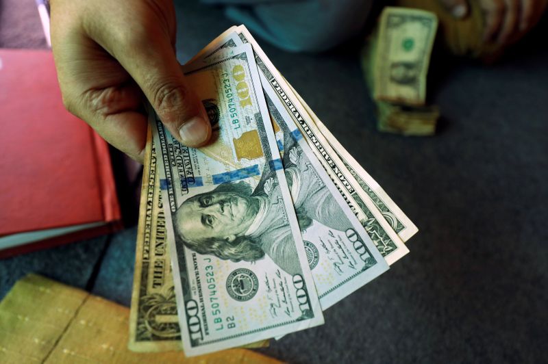 &copy; Reuters. A trader shows U.S. dollar notes at a currency exchange booth in Peshawar