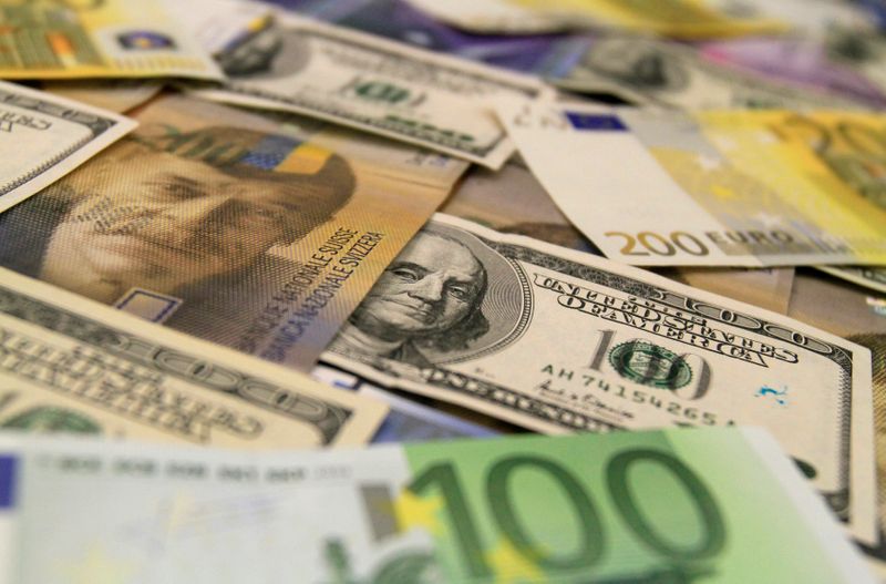 © Reuters. U.S. dollar, euro and Swiss franc bank notes are seen in a bank in Budapest