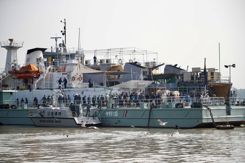 &copy; Reuters. Rohingyas board a ship as they are moved to Bhasan Char island in Chattogram, Bangladesh