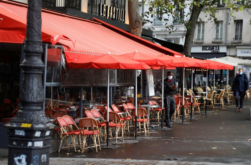 &copy; Reuters. HÔTELLERIE/RESTAURATION: LE MAIRE MET LES ASSUREURS EN DEMEURE