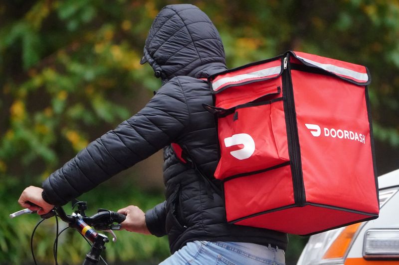 &copy; Reuters. FILE PHOTO: A delivery person for Doordash rides his bike in the rain in the Manhattan borough of New York City