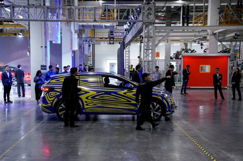 &copy; Reuters. FOTO DE ARCHIVO: Un coche eléctrico de Volkswagen durante un evento Shanghái