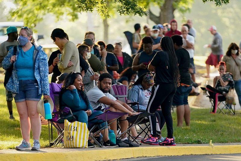 &copy; Reuters. Centenas de pessoas fazem fila do lado de fora do Kentucky Career Center