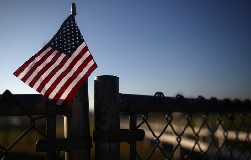 &copy; Reuters. Una bandiera statunitense attaccata a una recinzione, a Washington, Dc, Usa
