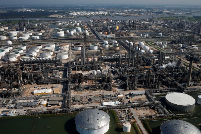 &copy; Reuters. FILE PHOTO: An aerial view of the Shell Deer Park Manufacturing Complex is seen in Deer Park, Texas,