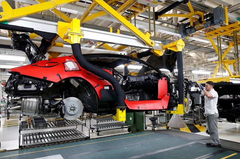 © Reuters. FILE PHOTO: A worker constructs a Bentley Continental GT on the prodution line at the luxury automaker's manufacturing facility in Crewe