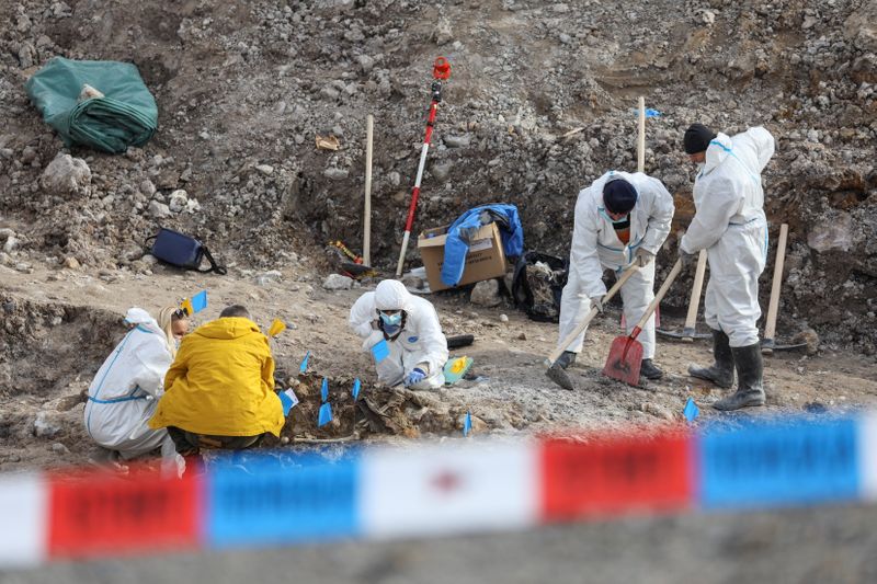 © Reuters. Serbia unearths mass grave from Kosovo war